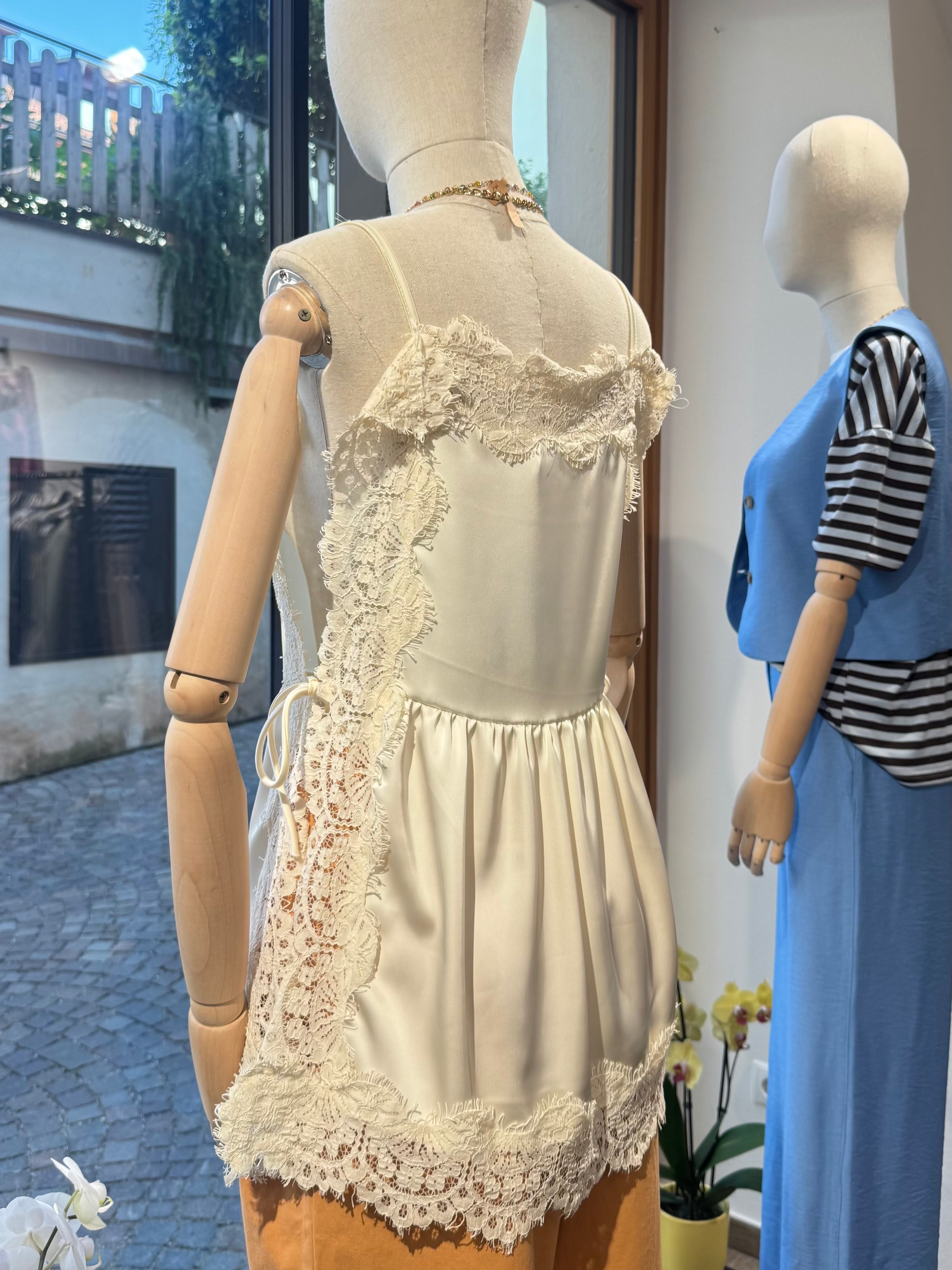 Spitzen Top mit Schlitz