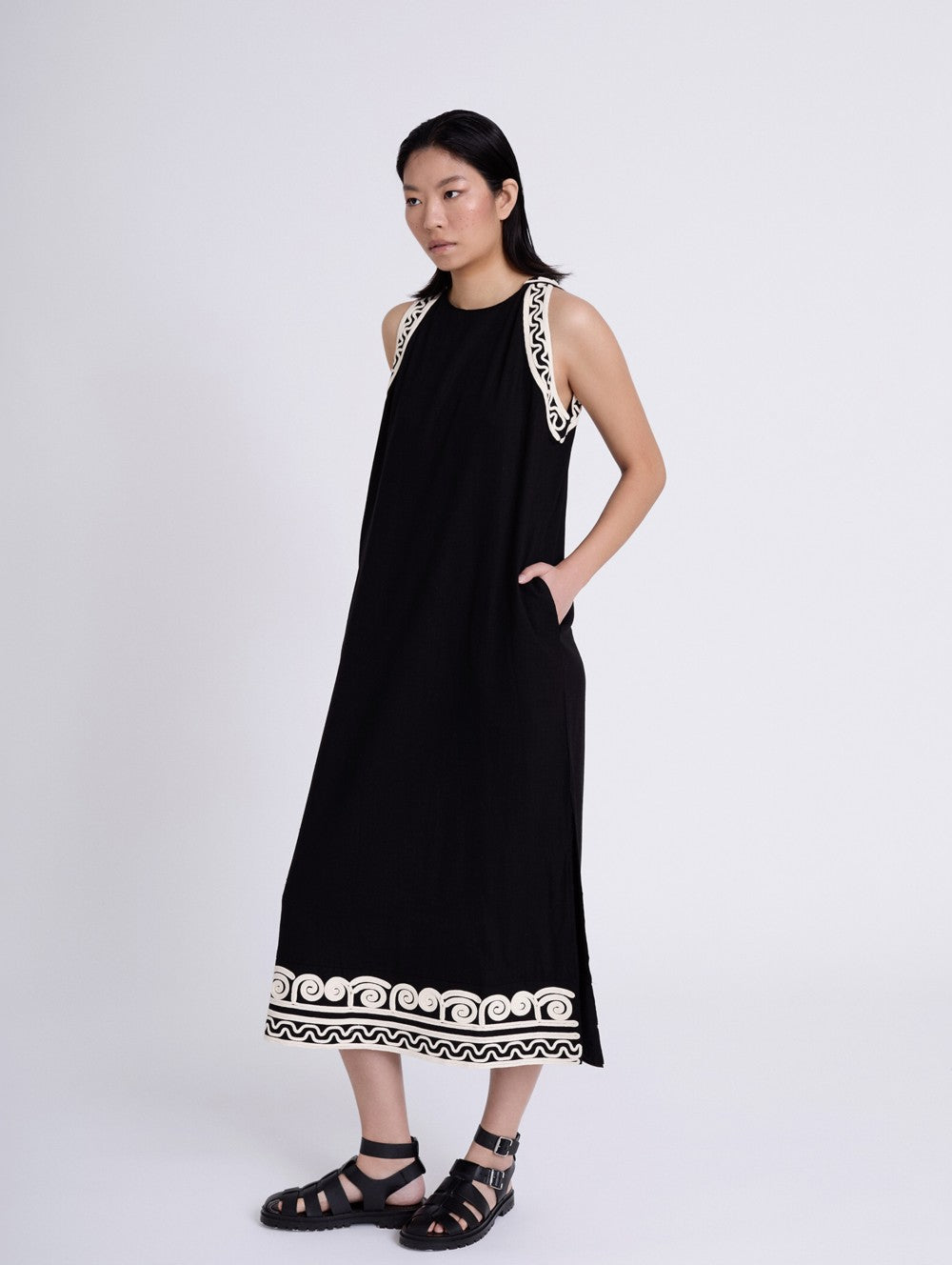 Kleid mit Reliefstickerei