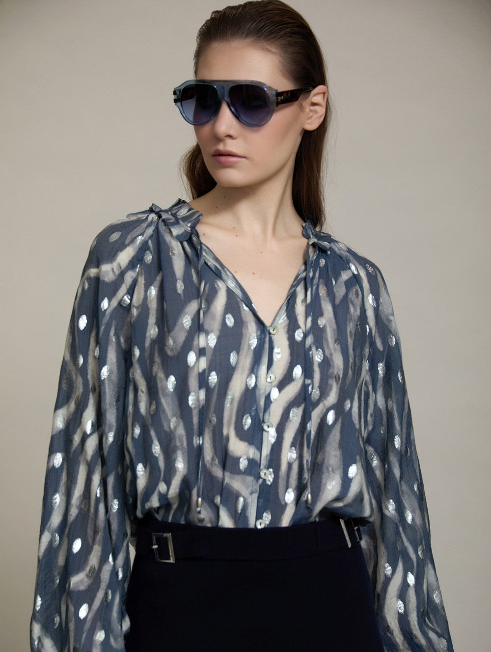 Fließende Bluse mit Silberdetails