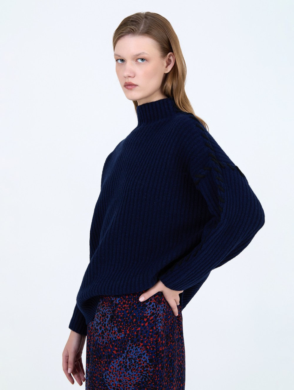 Pullover mit Kontraststickerei