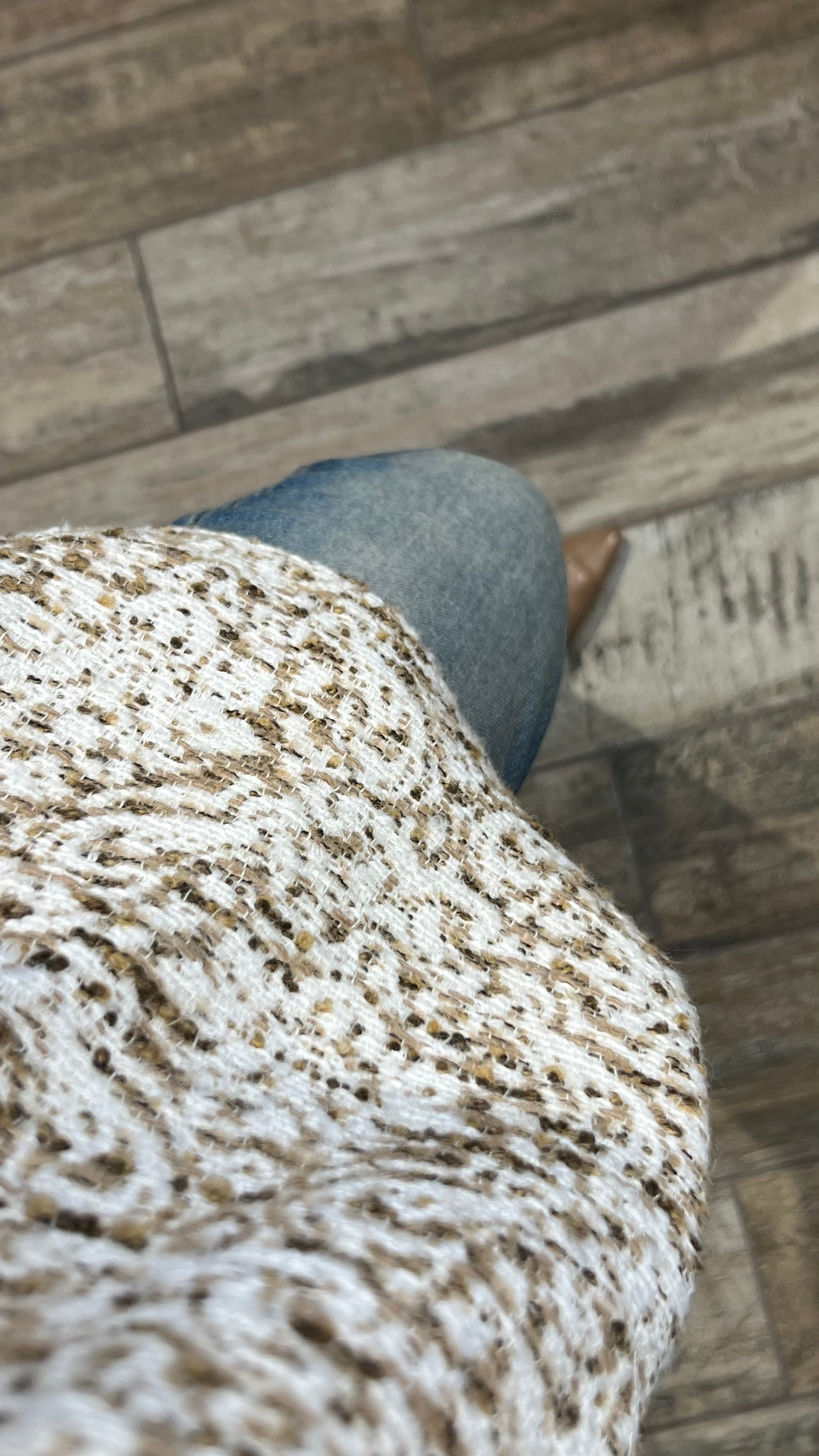 Bouclè Jacke mit Ledergürtel