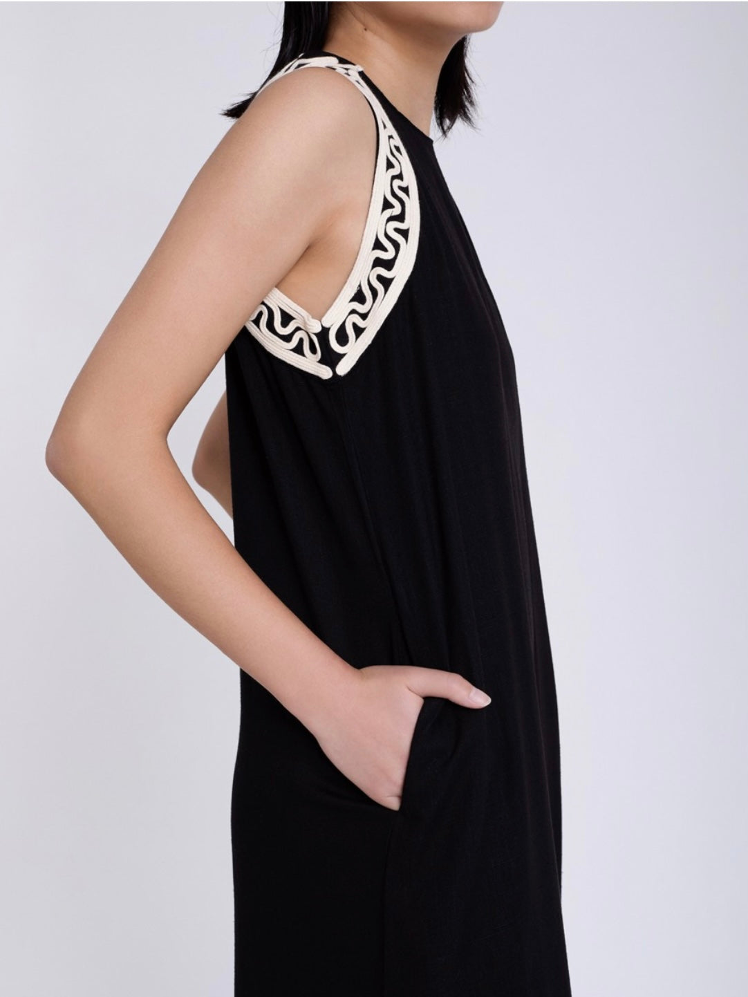 Kleid mit Reliefstickerei