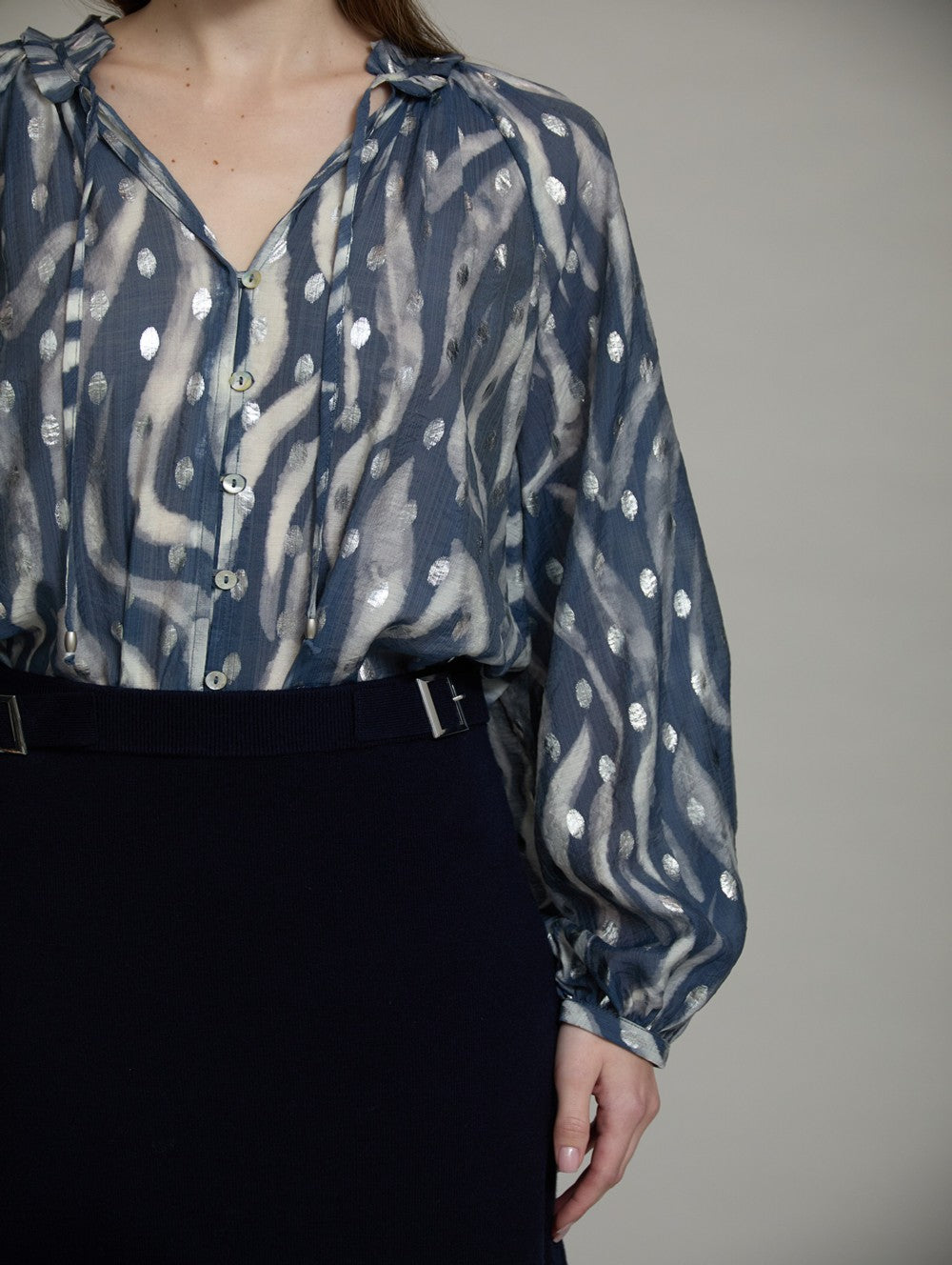 Fließende Bluse mit Silberdetails