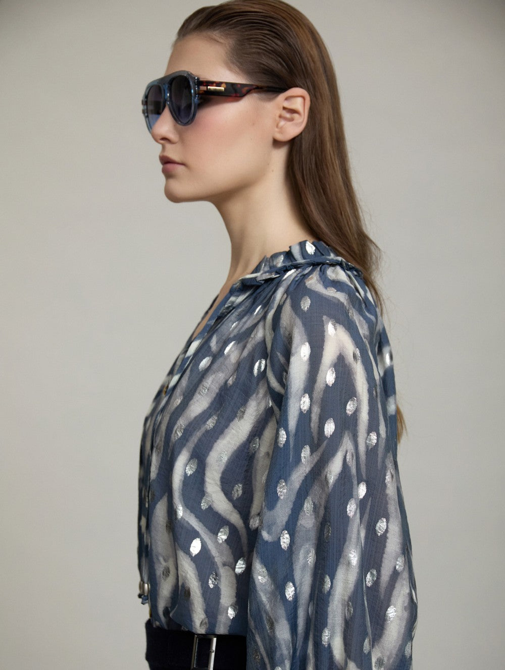 Fließende Bluse mit Silberdetails