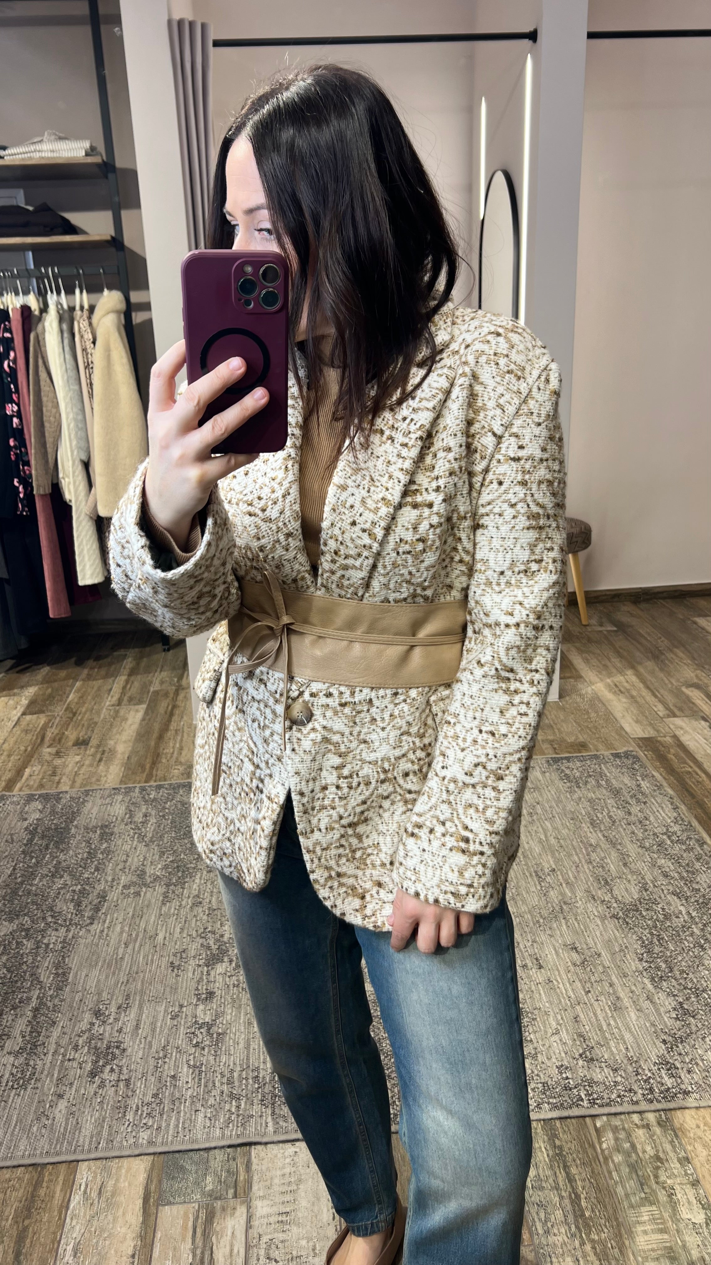 Bouclè Jacke mit Ledergürtel