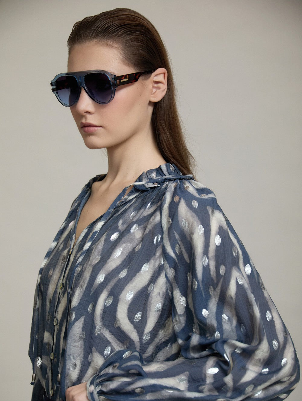 Fließende Bluse mit Silberdetails