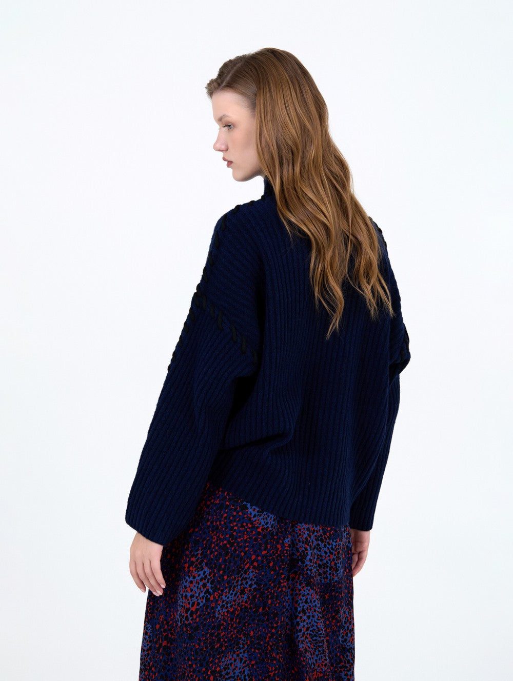 Pullover mit Kontraststickerei