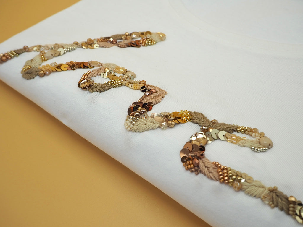 <transcy>LOVE Madonna Neckline</transcy>