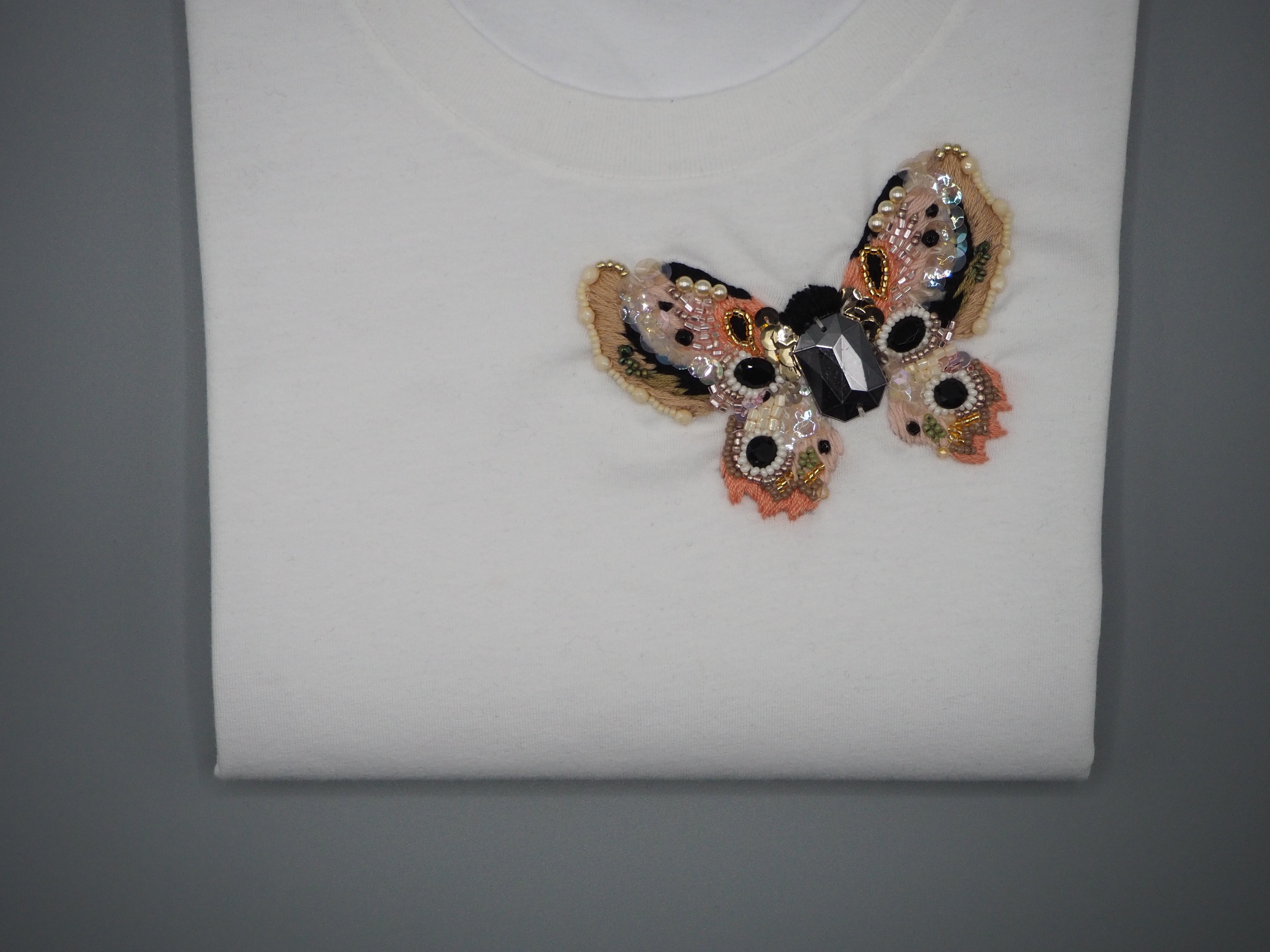 Maglietta con farfalla chic