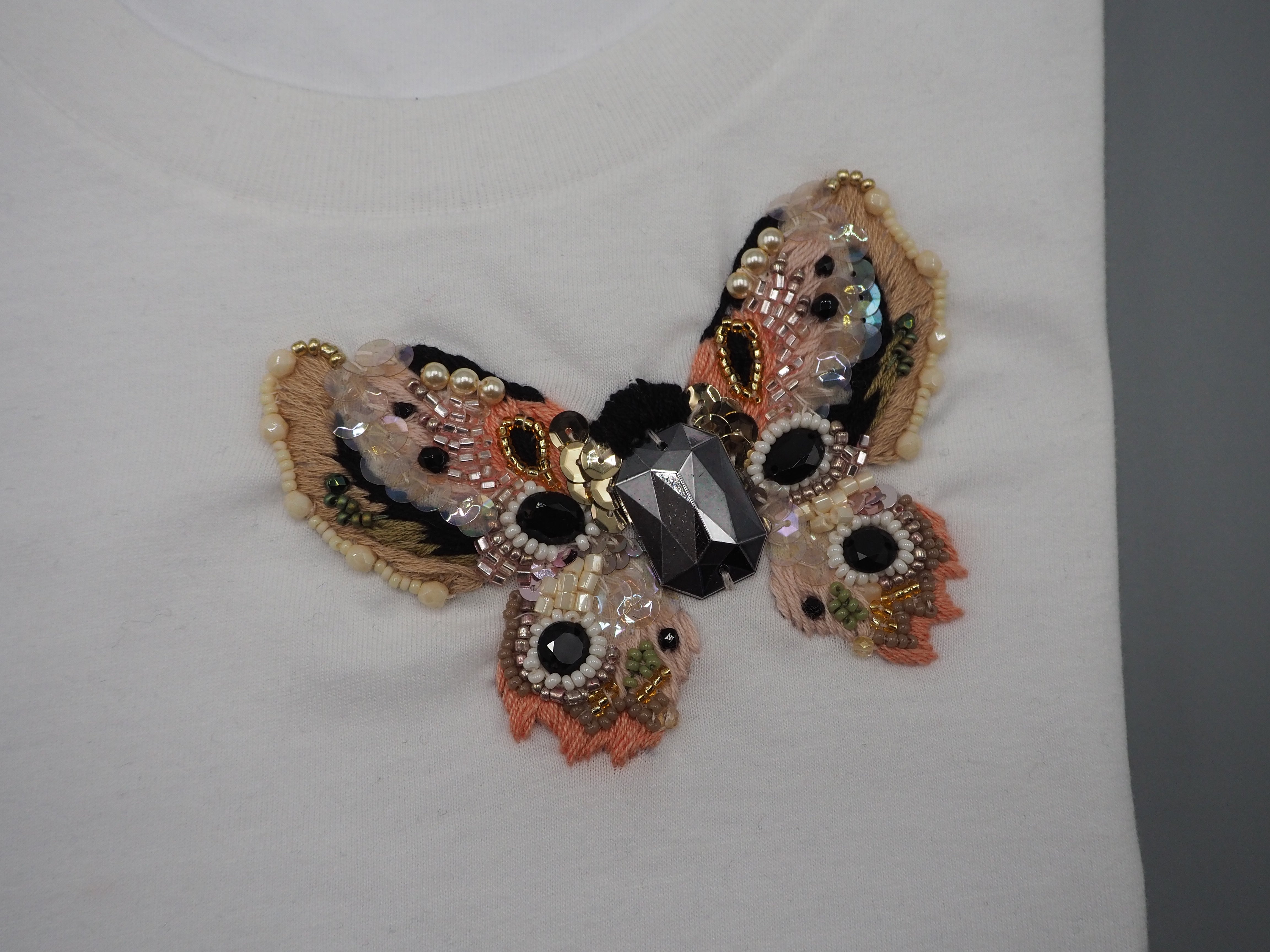 Maglietta con farfalla chic